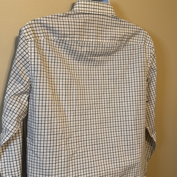 UNTUCKIT Button Down Shirt. Size XL - Picture 3 of 9